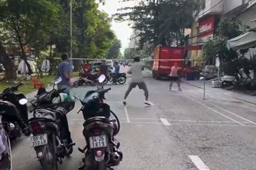 Xác minh clip '4 người giăng lưới đánh cầu lông giữa đường ở TPHCM'