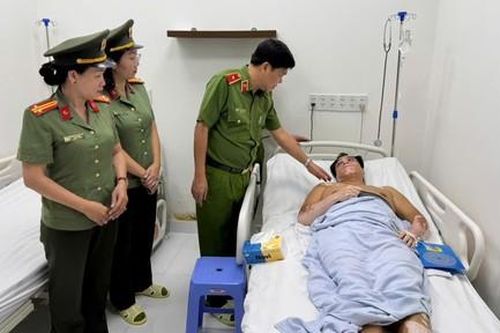 Ban Giám đốc Công an TPHCM thăm hỏi CBCS bị thương khi hỗ trợ người dân khắc phục hậu quả thiên tai