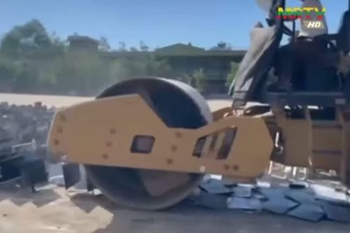 Myanmar: Thu giữ hàng nghìn thiết bị lừa đảo, xe lu nghiền nát răn đe