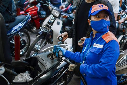 Giá xăng đồng loạt hạ hơn 500 đồng/lít, dầu diesel giảm mạnh hơn 1.000 đồng/lít