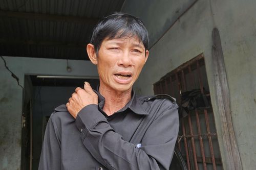 Thực hư vụ người đàn ông nghi bị axit trôi trong lũ làm mờ mắt