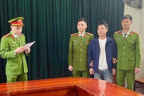 Bị nhắc nhở vì không đội mũ bảo hiểm, gã trai đánh tổ trưởng an ninh