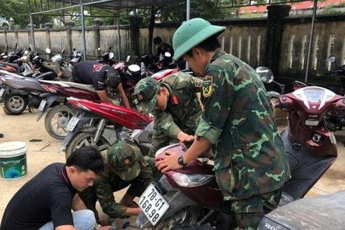 Các chiến sĩ thành thợ sửa xe giúp người dân vùng lũ Đắk Lắk