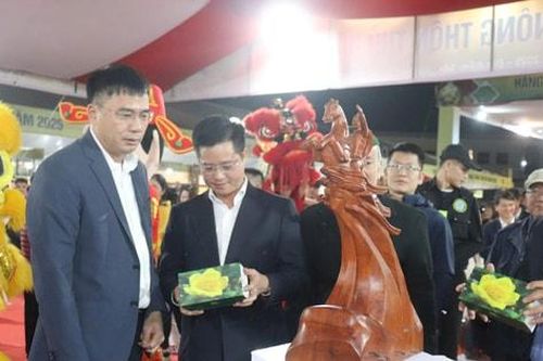 Hà Nội: Khai mạc hội chợ hàng công nghiệp nông thôn 2025