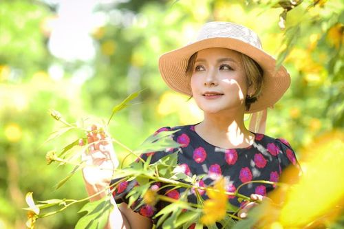 NSND Thu Quế khoe sắc bên hoa dã quỳ ở Hà Nội