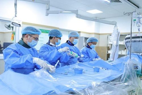 Bệnh viện Bạch Mai: Tiên phong ứng dụng công nghệ mới trong điều trị mạch vành vôi hóa phức tạp bằng bóng phá vôi nội mạch IVL cơ học sử dụng lực Hertz