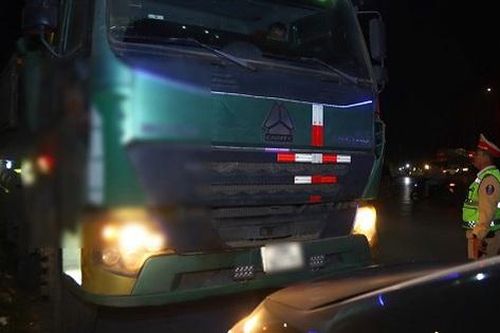 CSGT Hà Nội tuần tra xuyên đêm, phát hiện nhiều chiêu 'lách luật' của tài xế xe tải