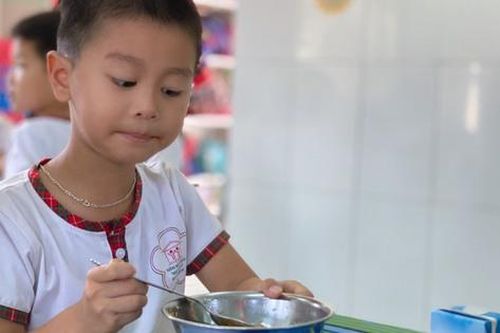 Cơ thể con 'nói gì' khi bị ép ăn?