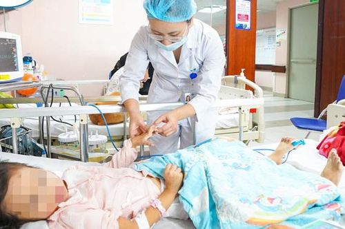 Trẻ đang bình thường bỗng ăn kém, hoảng loạn, nói nhảm, co cứng chân tay do mắc viêm não tự miễn