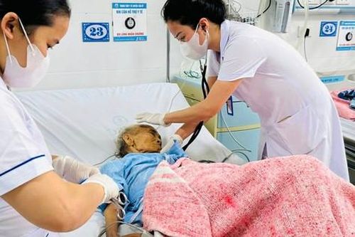 Bộ Y tế: Không để gián đoạn cấp cứu, điều trị cho người dân vùng ảnh hưởng bão số 15