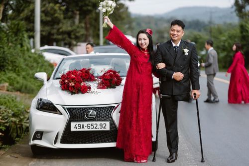 Chú rể 1 chân chống nạng vào đón cô dâu khiến cả hôn trường xúc động