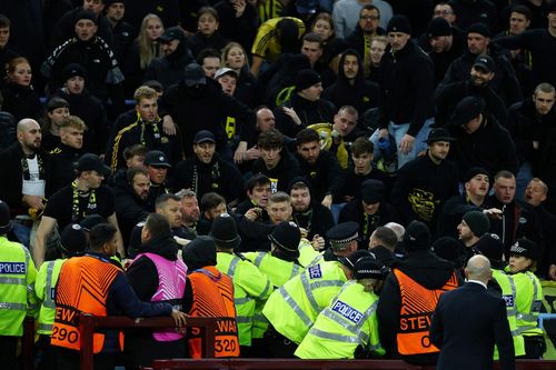 Cảnh bạo loạn trong trận thắng của Aston Villa
