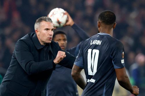 Van Persie giải thích lý do thật sự khi cho con trai ra mắt
