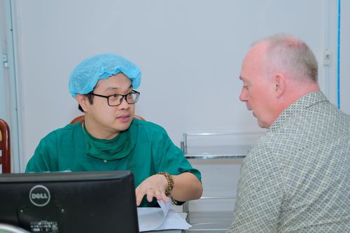 Sang Việt Nam chữa khàn tiếng, bệnh nhân Hà Lan bất ngờ
