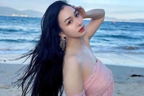 Chung Lệ Đề gợi cảm ở tuổi 55