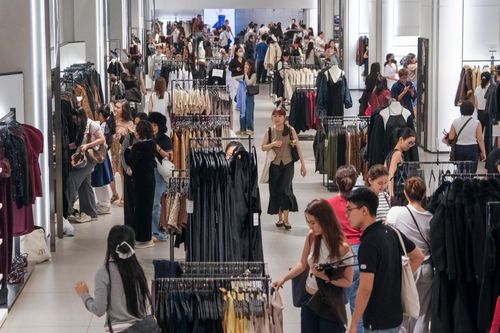 Cảnh trái ngược ở Vincom Đồng Khởi và Takashimaya tối Black Friday