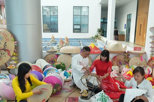 Trải nghiệm không gian nghề nón làng Chuông