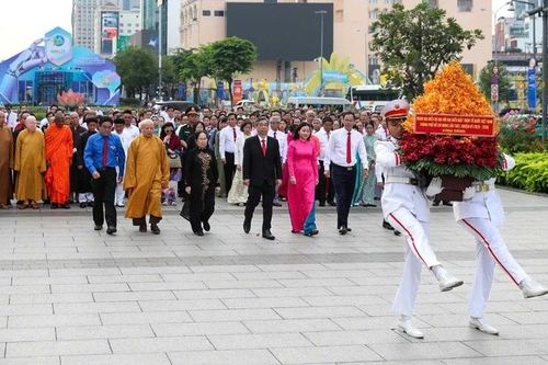 Đoàn đại biểu dự Đại hội Mặt trận Tổ quốc Việt Nam Thành phố Hồ Chí Minh dâng hoa tưởng nhớ Chủ tịch Hồ Chí Minh