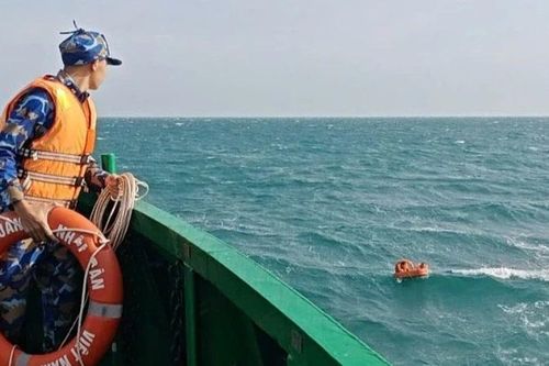 Vùng 5 Hải quân kịp thời cứu vớt hai thuyền viên gặp nạn trên biển