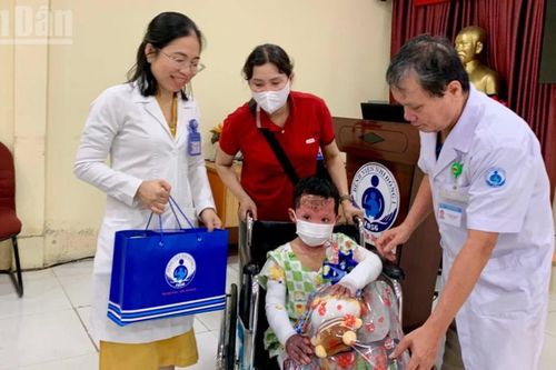 Hành trình giành lại sự sống cho bé trai bị bỏng nặng sau vụ hỏa hoạn thương tâm