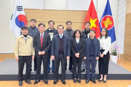 Chủ tịch Tổng Liên đoàn Lao động Việt Nam thăm và làm việc với Đại sứ quán Việt Nam tại Hàn Quốc