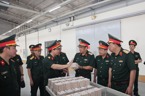 Thượng tướng Phạm Hoài Nam kiểm tra dây chuyền sản xuất pháo hoa của Nhà máy Z121 tại miền Nam