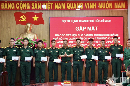 Bộ tư lệnh TP Hồ Chí Minh gặp mặt, trao sổ tiết kiệm tặng các đối tượng chính sách