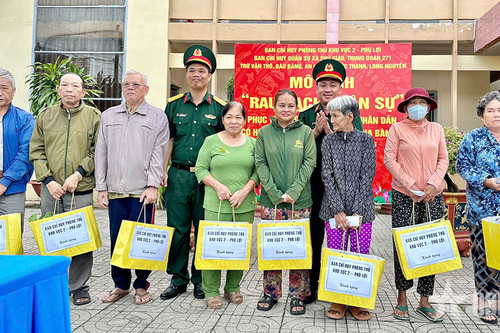 Ban chỉ huy Phòng thủ khu vực 2 - Phú Lợi hỗ trợ rau xanh cho nhân dân