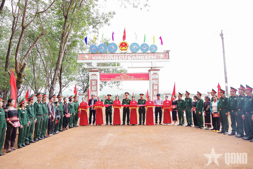 Đoàn Kinh tế - Quốc phòng 715 (Binh đoàn 15): Bàn giao công trình 'Sao sáng buôn làng'