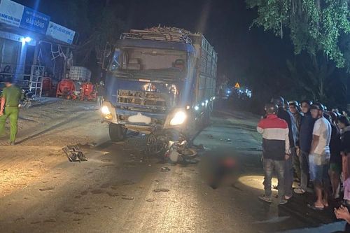 Xe máy đối đầu ô-tô gây chết người