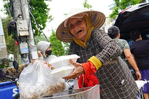 Những phần cơm nghĩa tình nơi vùng rốn lũ Khánh Hòa