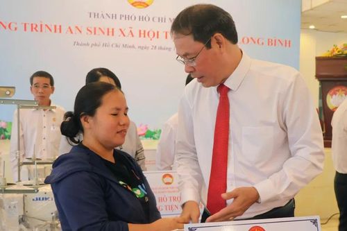 Hơn 200 triệu đồng chăm lo an sinh xã hội tại phường Long Bình