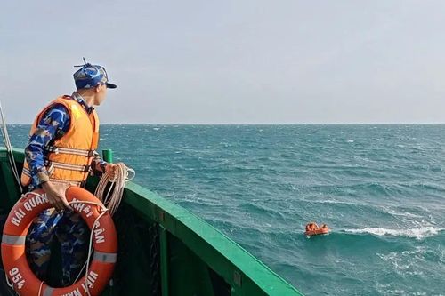 Vùng 5 Hải quân cứu 2 thuyền viên gặp nạn trên biển