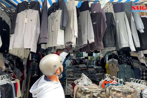 Người dân TPHCM cảm nhận rõ cái lạnh khi ra đường