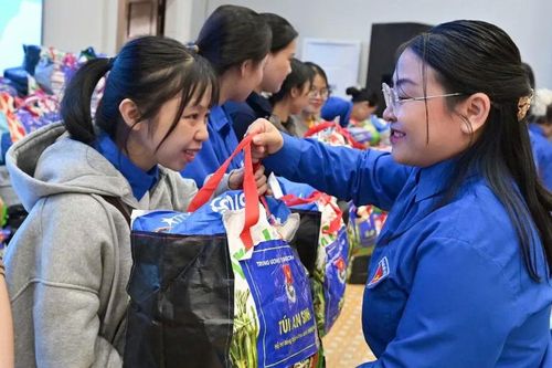 Khánh Hòa: Tiếp sức sinh viên đến trường sau lũ lụt lịch sử