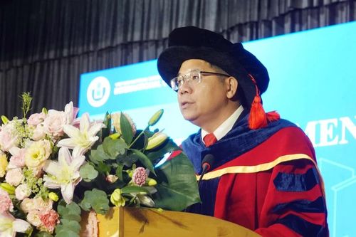 Hiệu trưởng khuyên tân cử nhân sống tử tế và có trách nhiệm trong kỷ nguyên AI