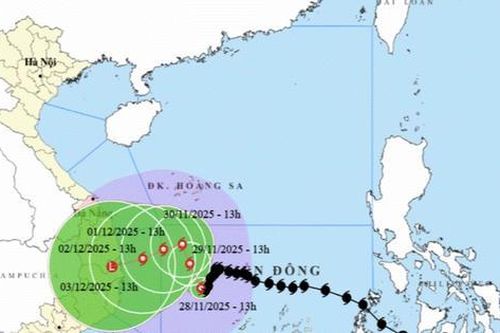 Bão giật cấp 13 đang hoành hành trên Biển Đông, áp thấp nhiệt đới lại tiến gần