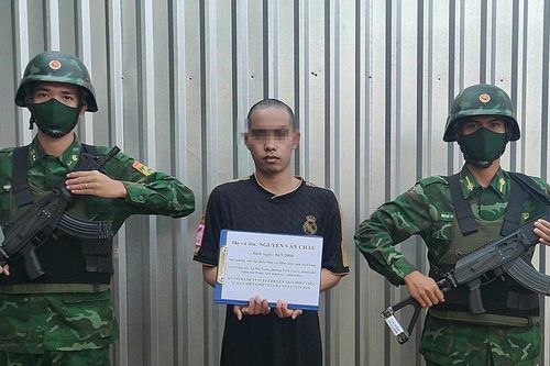 Bắt quả tang thanh niên vận chuyển hơn 7 tỷ đồng qua biên giới