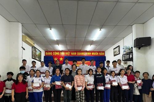 Những món quà tình nghĩa được gửi tới bà con phường Tây Nha Trang và thầy trò trường THPT Hà Huy Tập