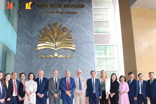 Đoàn Hội đồng Thừa phát lại và Đấu giá viên CH Pháp thăm, làm việc với Học viện Tư pháp TP HCM