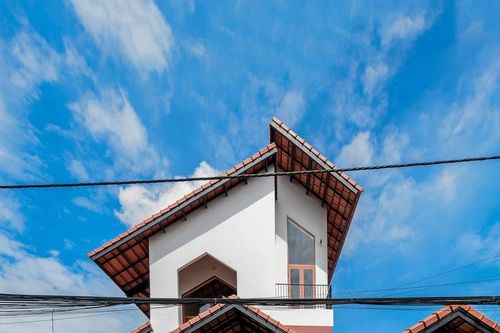 Nhà mái ngói quanh sân vườn rộng rãi