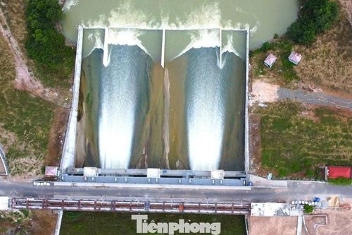 Toàn cảnh hồ nước nhân tạo lớn nhất Đông Nam Á khiến người dân thấp thỏm khi xả lũ