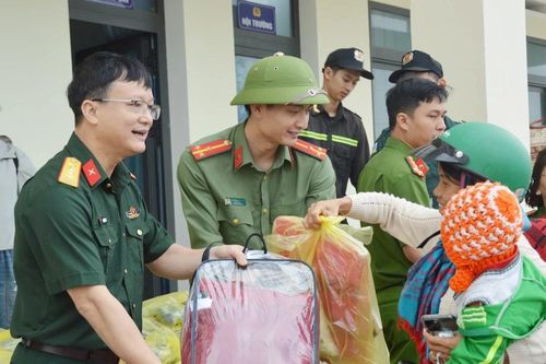 Bộ Chỉ huy Quân sự tỉnh Bắc Ninh hỗ trợ hơn 300 triệu đồng tặng bà con vùng lũ Gia Lai