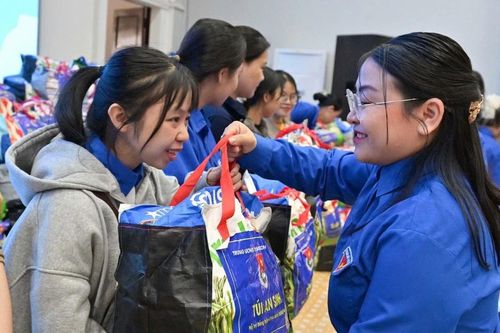 Trung ương Đoàn trao 500 túi an sinh tiếp sức sinh viên vùng lũ Khánh Hòa