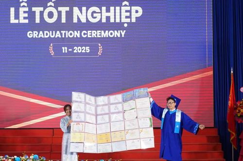 Tân kỹ sư mang 30 giấy khen tới lễ tốt nghiệp nhận mưa lời khen