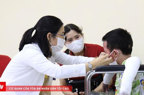 Diễn biến mới nhất vụ bé trai bị tạt xăng