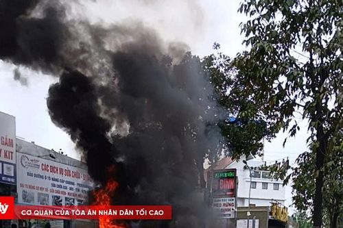 TP.HCM: Ô tô cháy rụi bên trong garage sửa xe