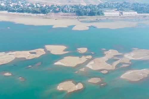 Sông Đà cạn nước, lộ cảnh hiếm gặp ở hạ lưu thủy điện Hòa Bình