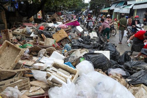 Cảnh tượng ngổn ngang, tài sản của người dân chất đống lẫn rác thải ở Tây Nha Trang sau lũ