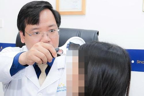 Cô gái cầu cứu bác sĩ sau khi dùng món quà được bạn trai tặng